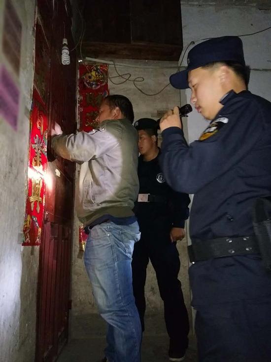 安龙6个3开锁粗心妈妈误将幼女锁家中 民警全城寻开锁师傅开门