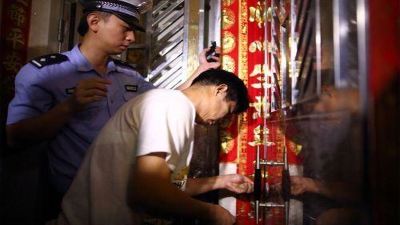 安龙6个3开锁请开锁师傅开了锁后，师傅为什么一般都不进门，就算主人请也不进去？