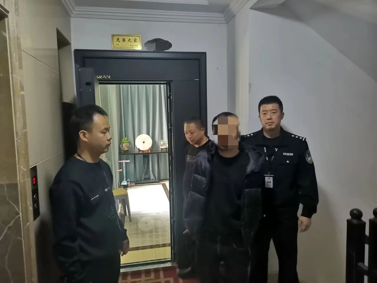 安龙6个3开锁全副伪装仍被识别！双龙公安成功抓获一名撬锁盗窃嫌疑人